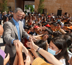 Don Felipe recibe el afectuoso saludo de los más jovenes participantes de esta iniciativa para la España Rural y contra la Despoblación